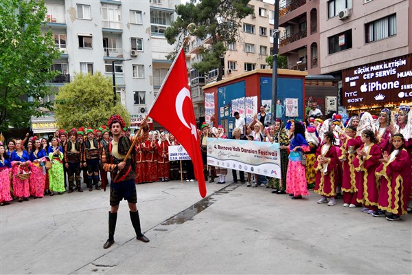 Bornova Halk Dansları Festivali kortej ve gösterilerle sürüyor