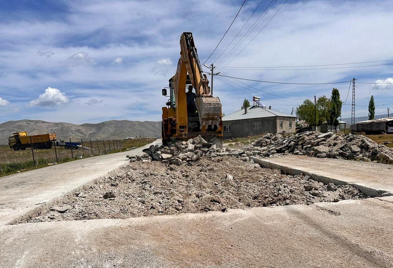 Van Büyükşehir Belediyesi, kent merkezi ve kırsalda çalışmalarını sürdürüyor