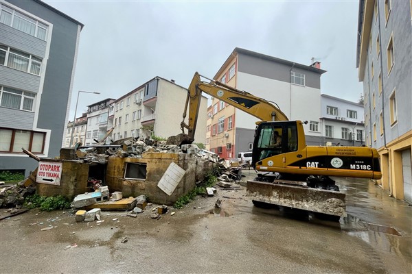 Giresun’da metruk binalar yıkılıyor