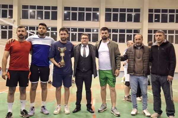 Posof’ta 19 Mayıs Kaymakamlık Kupası Voleybol Turnuvası sona erdi