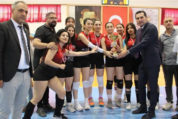 Dicle Üniversitesi’nde voleybol turnuvası sona erdi