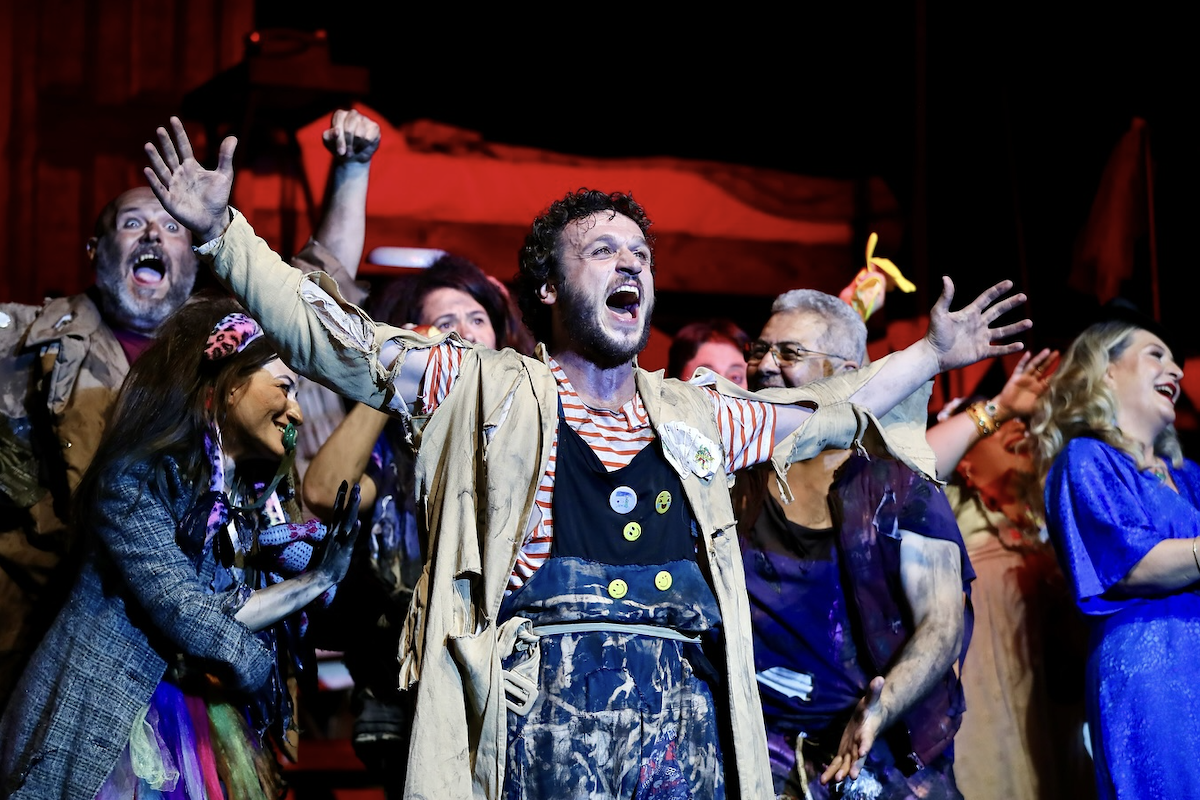 ‘5 Dakikada Ünlü’ tiyatro oyunu Aliağa’da sahnelendi