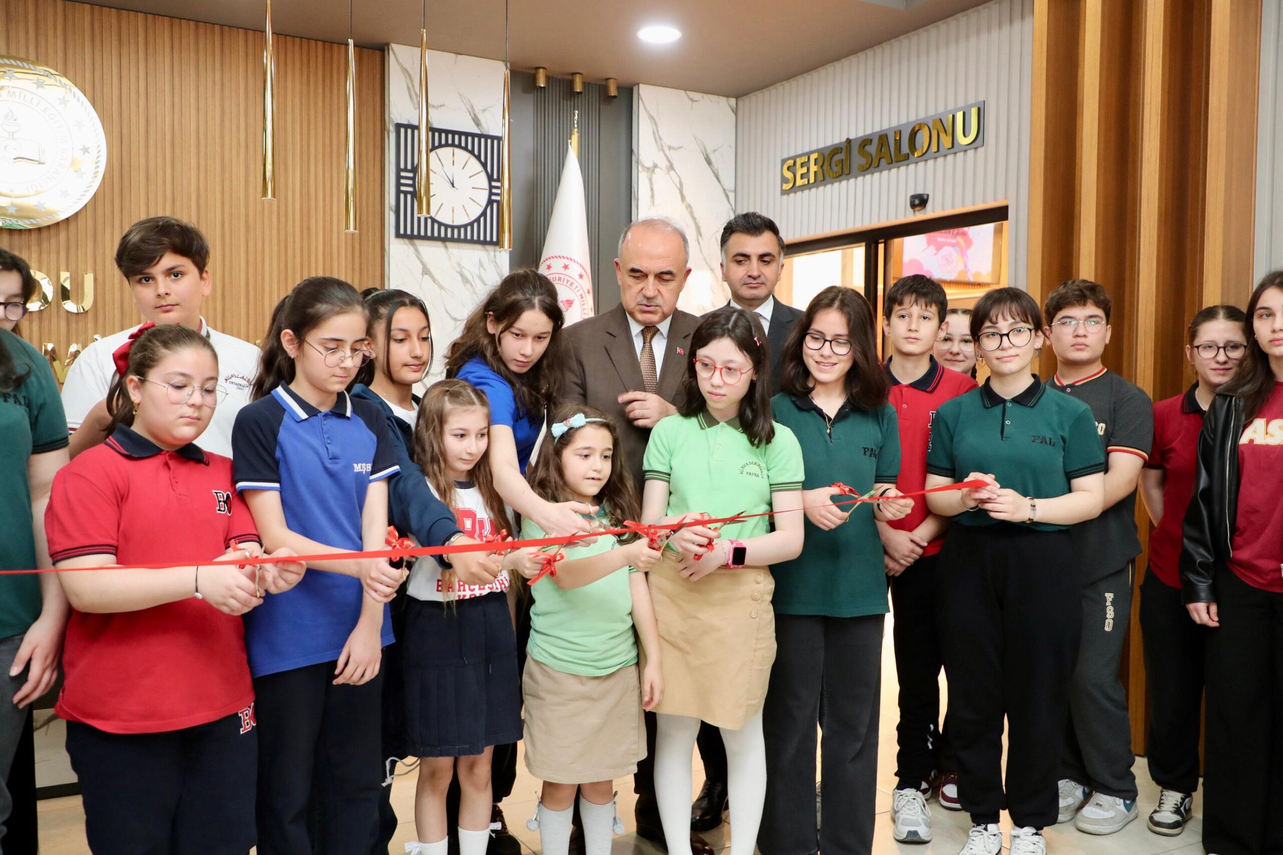 Vali Erol, “Anne Sevgisi” sergisinin açılışına katıldı