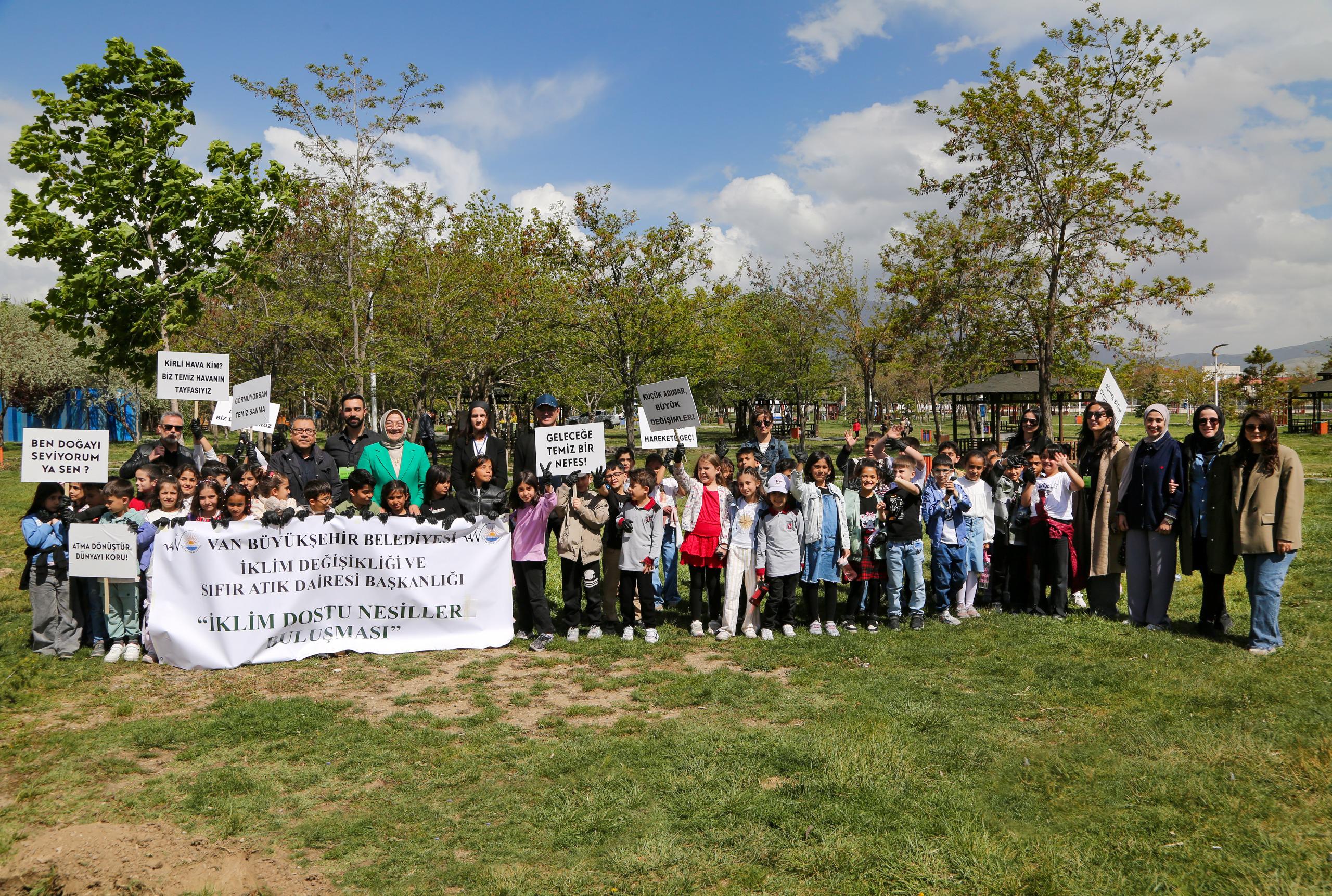 İlkokul öğrencileri, iklim değişikliğine dikkat çekmek için fidan dikti