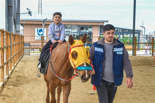 Esenyurt’ta çocuklar At Çiftliği Tesisi’ni gezdi