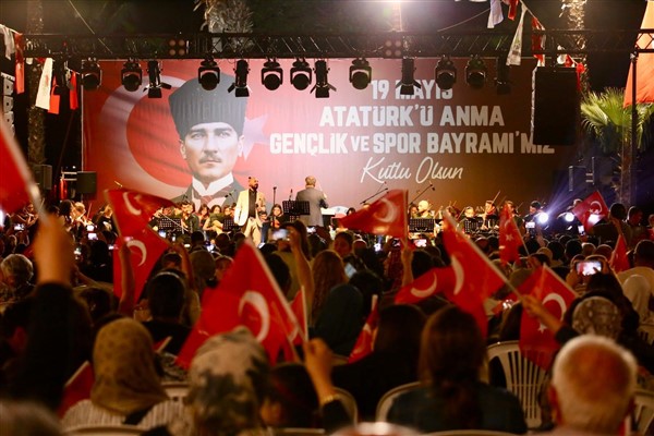 Kepez’de gençlerden saygı konseri