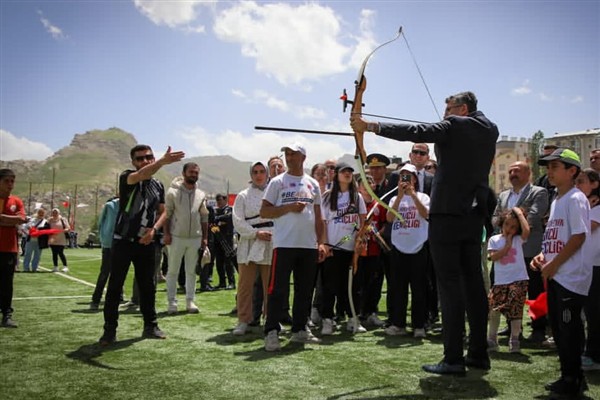 Vali Çelik, Gençlik Şöleni’ne katıldı