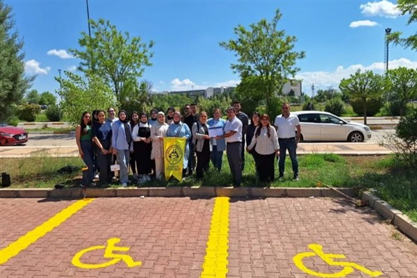Dicle Üniversitesi’ndeki kütüphanenin engelli otoparkında düzenleme