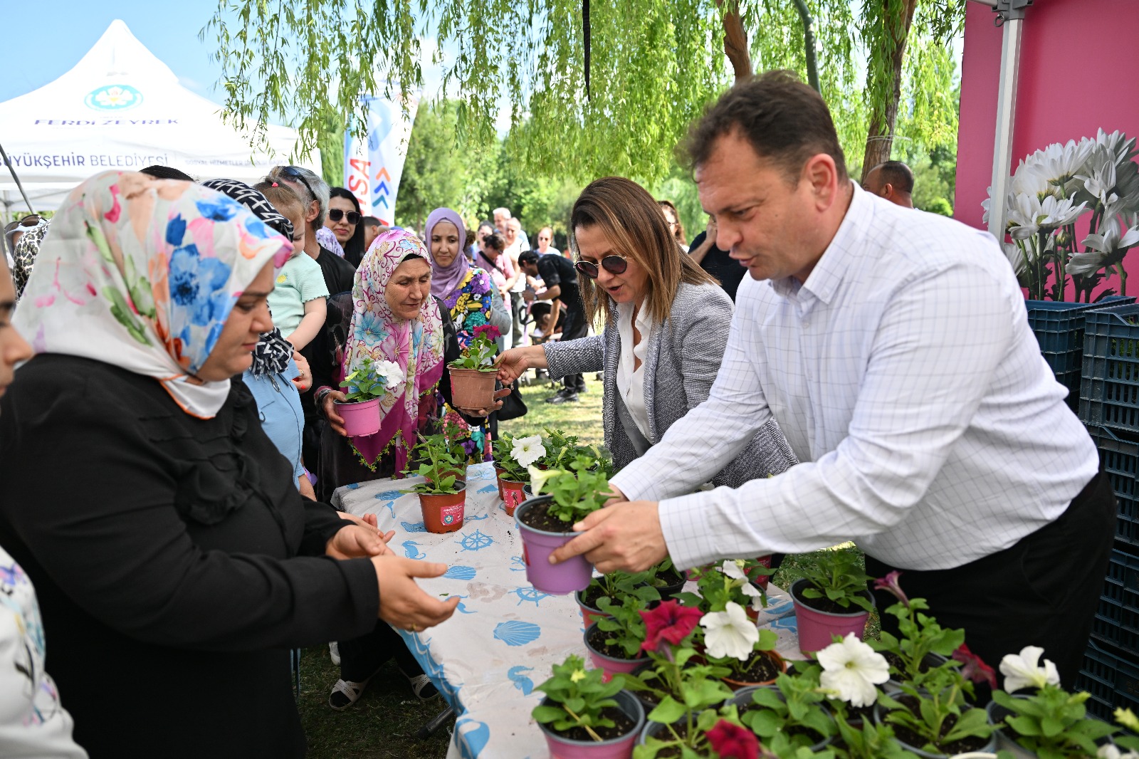 Manisa’da Anneler Günü dolayısıyla çiçek dağıtıldı