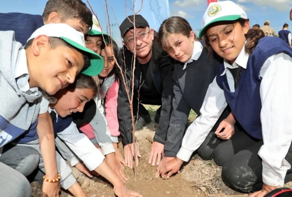 Kars’ta meyve fidanları toprakla buluştu