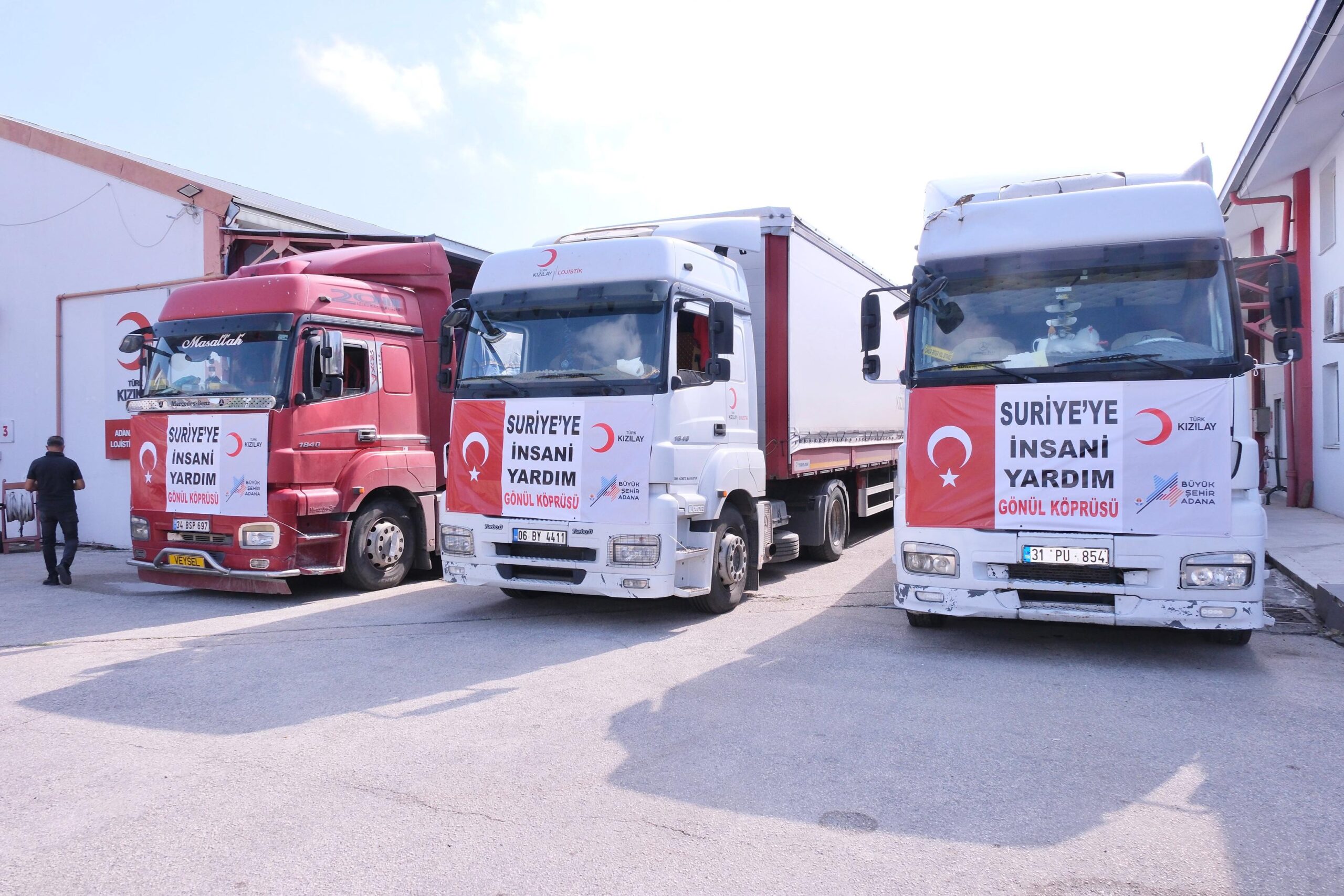 Adana Büyükşehir Belediyesi’nden Suriye’ye 3 tır insani yardım malzemesi