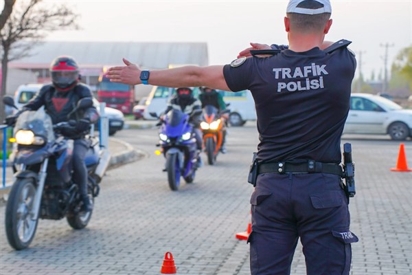 Kask takmayan 475 bin 976 motosiklet sürücüsüne işlem yapıldı