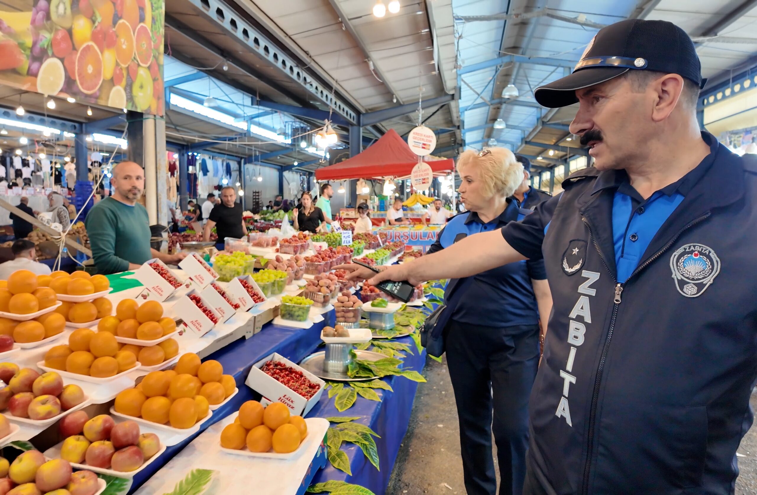 Bakırköy Zabıtası, güvenli alışveriş için pazarları denetliyor