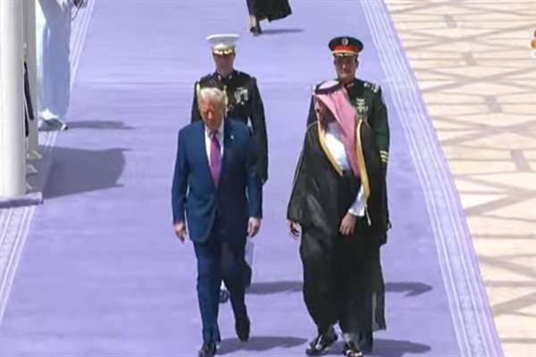 Trump, Riyad’da Suriye’nin geçici Cumhurbaşkanı Ahmed el-Şara ile bir araya geldi