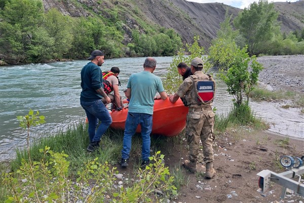 Munzur Nehri’nde mahsur kalan vatandaşı Jandarma kurtardı
