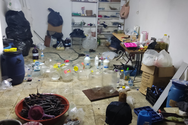 Ruhsatsız şalgam imalathanesi mühürlendi