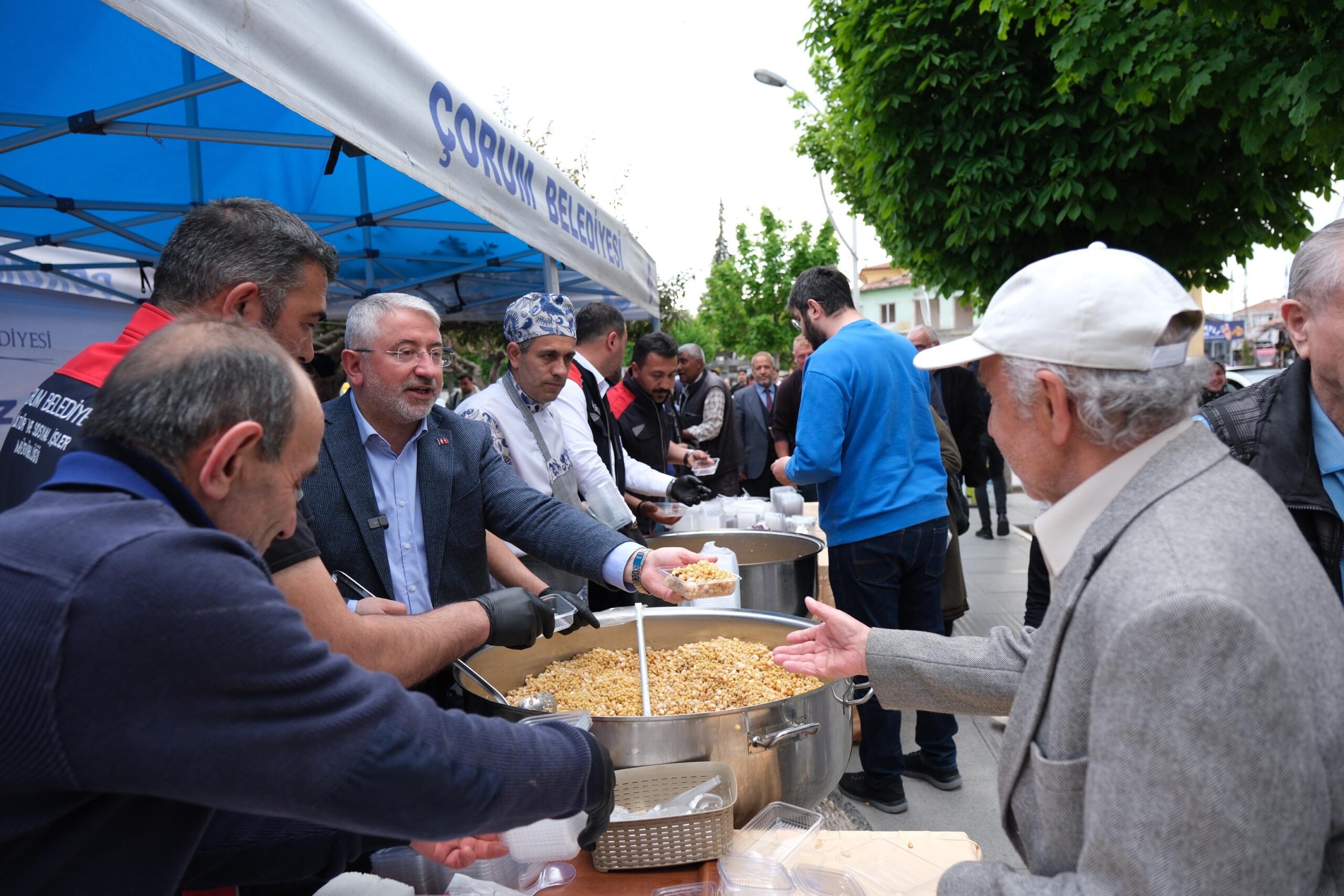 Çorum’da Hıdırellez dolayısıyla vatandaşa hedik dağıtıldı
