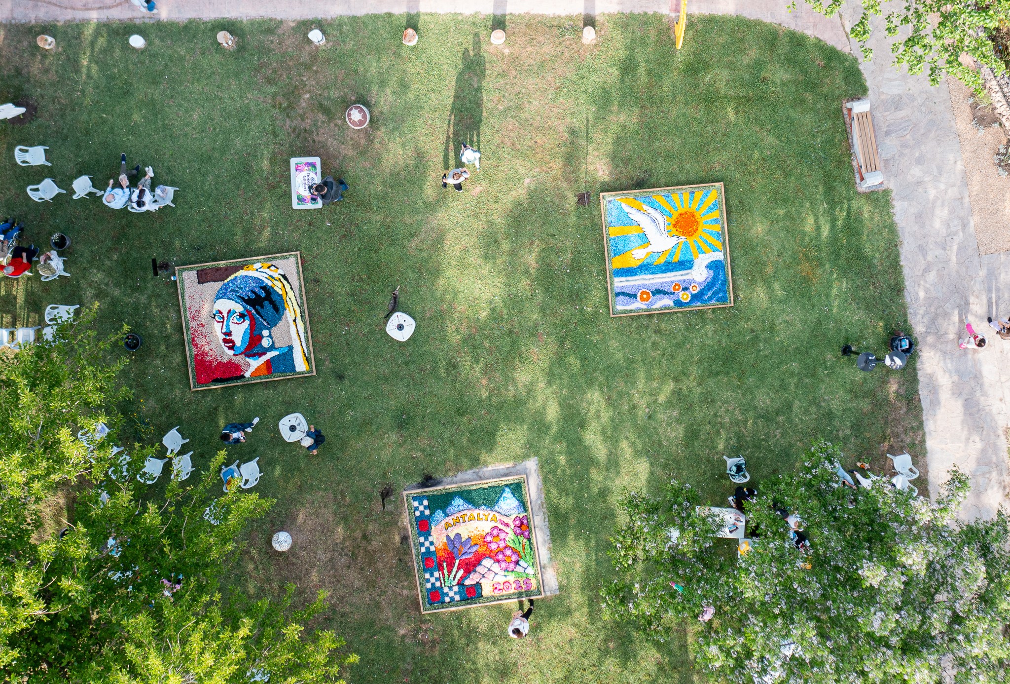 Antalya çiçeklerle açık hava galerisine döndü