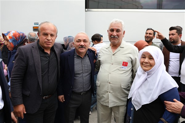 Başkan Esen umre yolcularını uğurladı