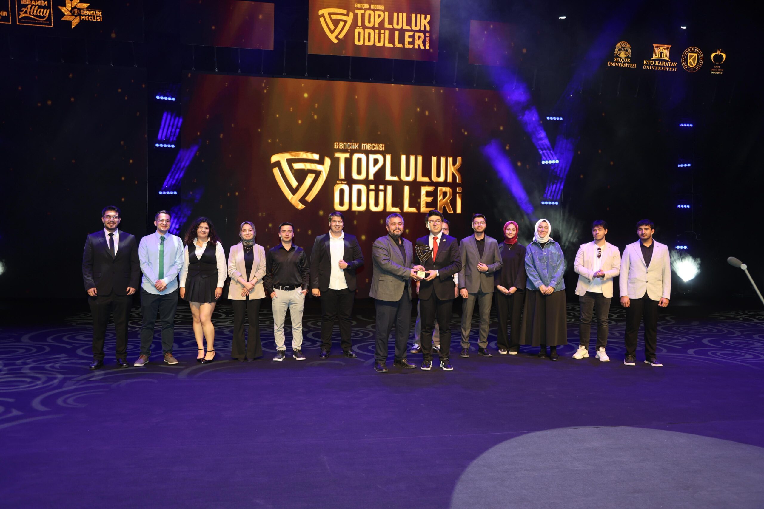 Konya’da  “BizBize Fest Bi’ Başka” festivali kapsamında topluluk ödül töreni düzenlendi