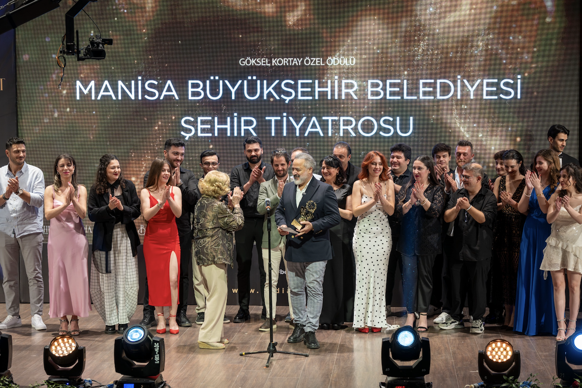 Manisa Büyükşehir Belediyesi Şehir Tiyatrosu’na Bedia Muvahhit Tiyatro Ödülü