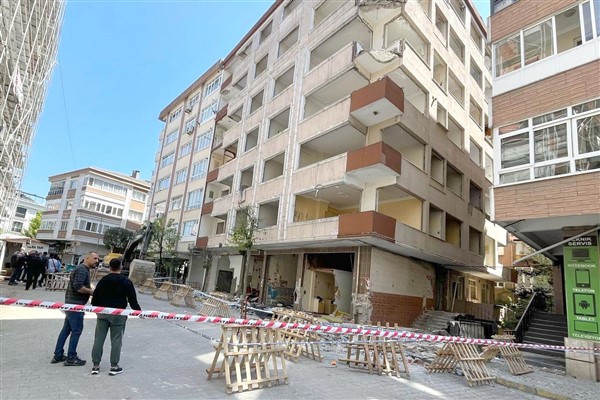 Bahçelievler’de bir binanın balkonu çöktü: 1 kişi yaralandı