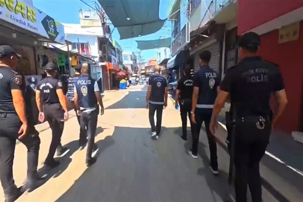 Ülke genelindeki denetimlerde 49 göçmen kaçakçılığı organizatörü yakalandı