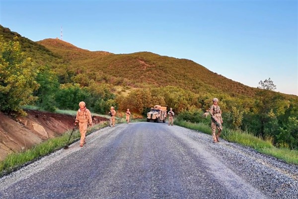 Diyarbakır’da 7 milyon 543 bin 818 kök kenevir ve skunk ele geçiridi