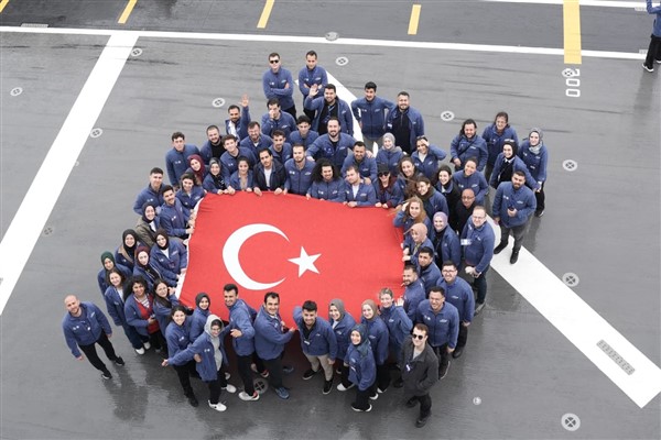 Gençler, TCG Anadolu ile Samsun’a doğru yolculuk yapıyor