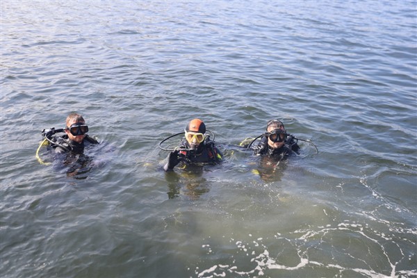 Gemlik Körfezi’nde dalgıçlardan dip temizliği