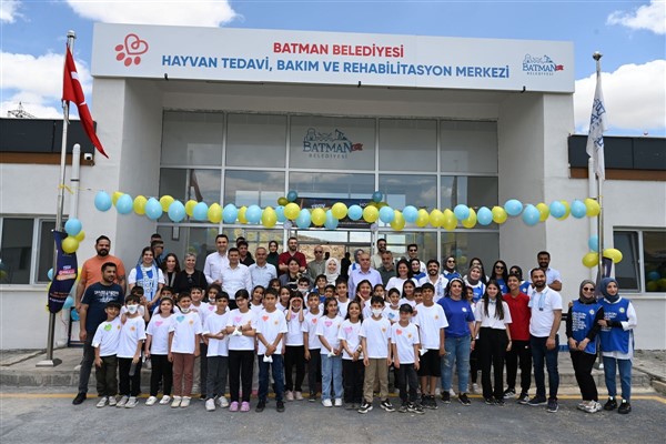 Canalp, çocuklarla birlikte fidanları toprakla buluşturdu