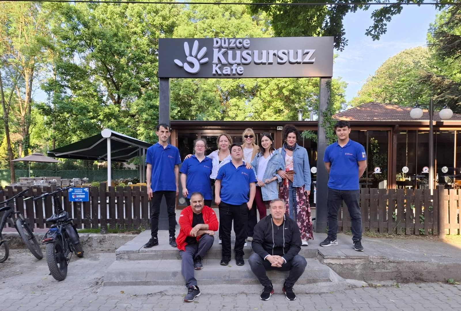 Tiyatro oyuncularından Kusursuz Kafe’ye ziyaret