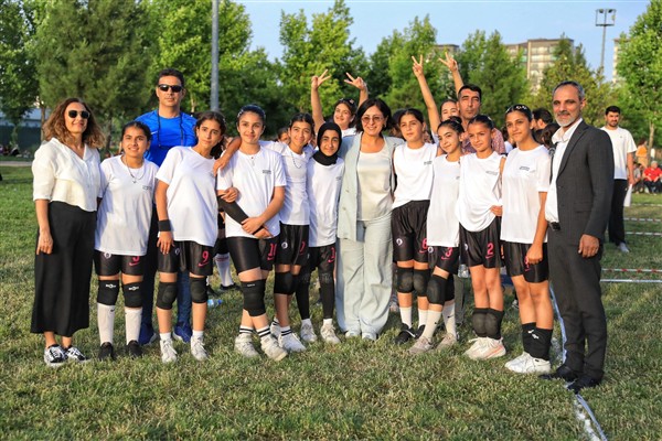 Kayapınar’da Mini Voleybol Turnuvası başladı