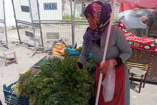 Melek Özdemir, Diyarbakır’da 25 yıldır sebze satarak geçimini sağlıyor