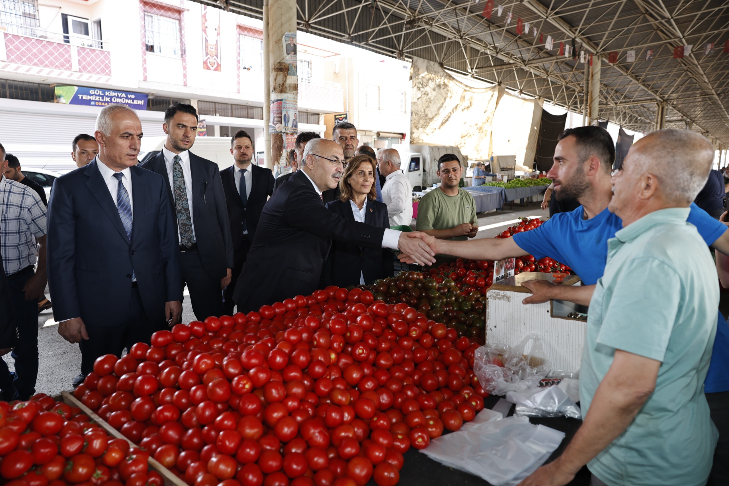 Vali Köşger, pazarcı esnafıyla bir araya geldi
