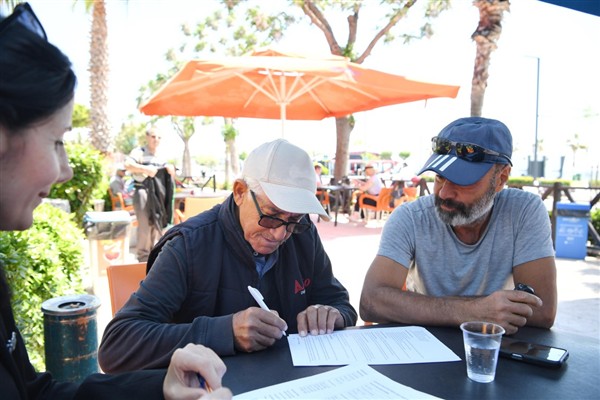 Konyaaltı Belediyesi ekipleri emekli kahvelerinde vatandaşlarla bir araya geldi