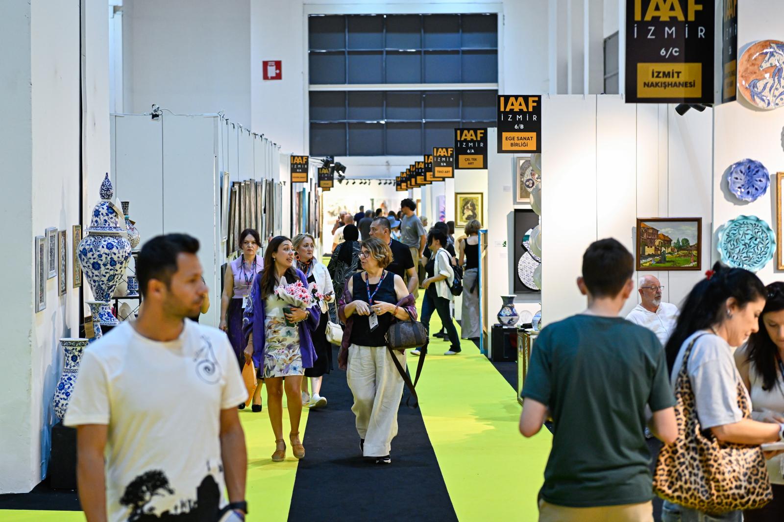 İzmir’de sanat ve antika fuarına yoğun ilgi