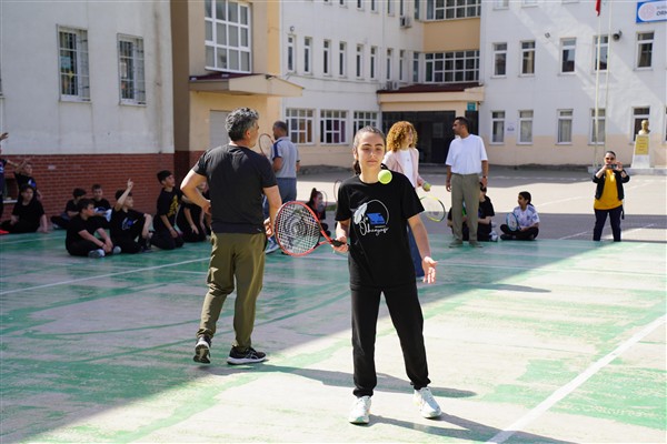Orhangazi’de çocuklar tenisle tanıştı