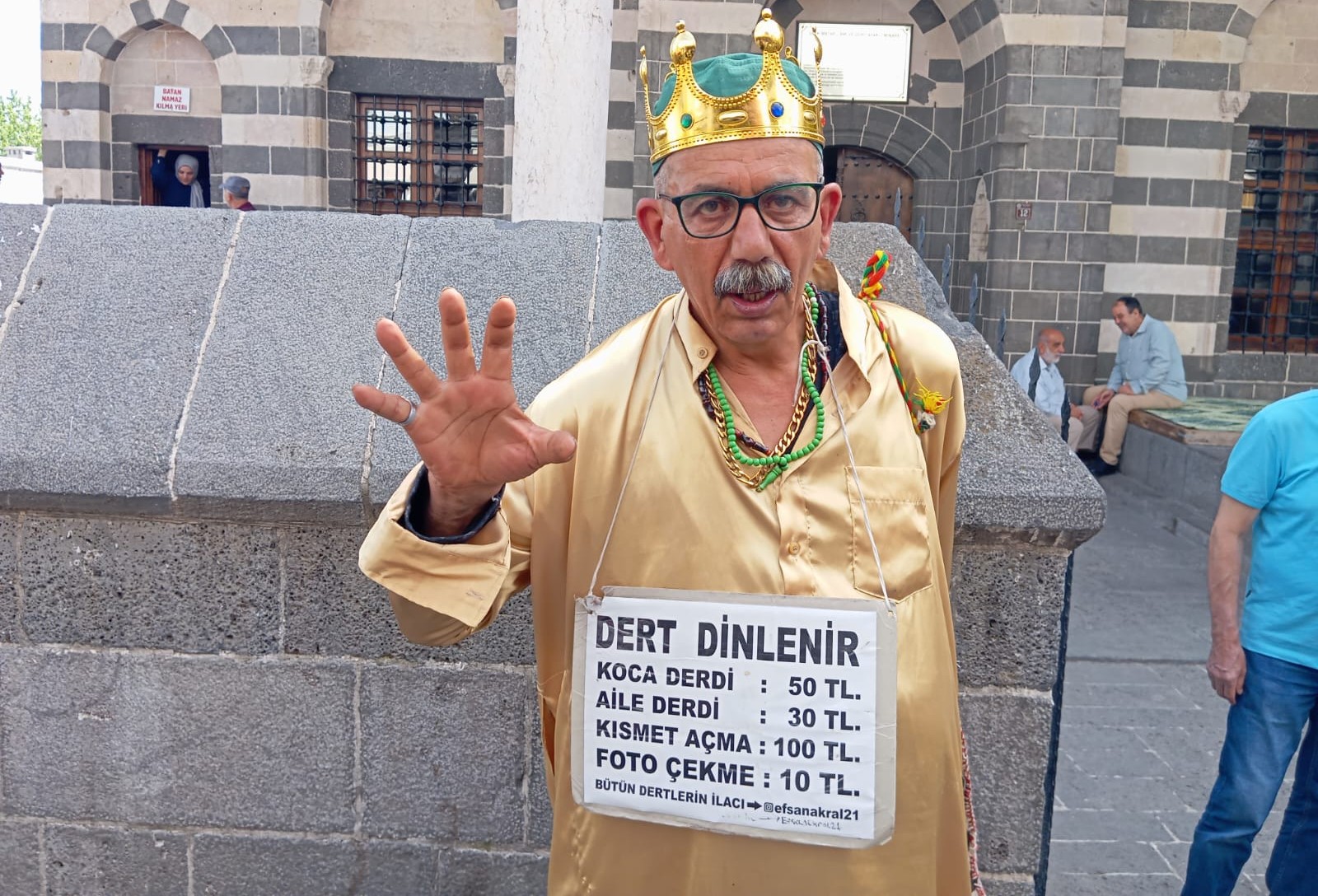 Nurettin Varlı, “Dert Dinlenir” pankartıyla dikkat çekiyor