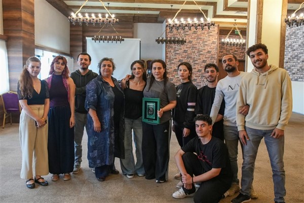 Tiyatro oyuncusu Bilmen’den tiyatro rejisörlüğü atölye çalışması