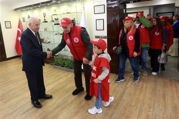 Yenimahalle Belediye Başkanı Yaşar, 1 Mayıs’ta  belediye işçilerini makamında ağırladı