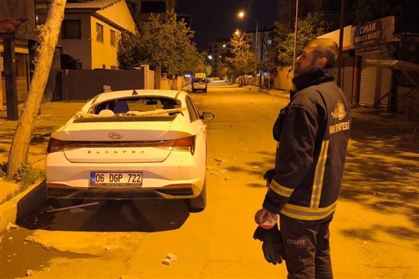 Van Büyükşehir İtfaiyesi şiddetli fırtına sonrası çalışmalarını sürdürüyor