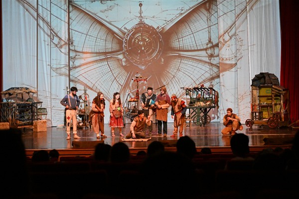 Kırşehir’de “Uçtu Uçtu Hezarfen” oyunu sahnelendi