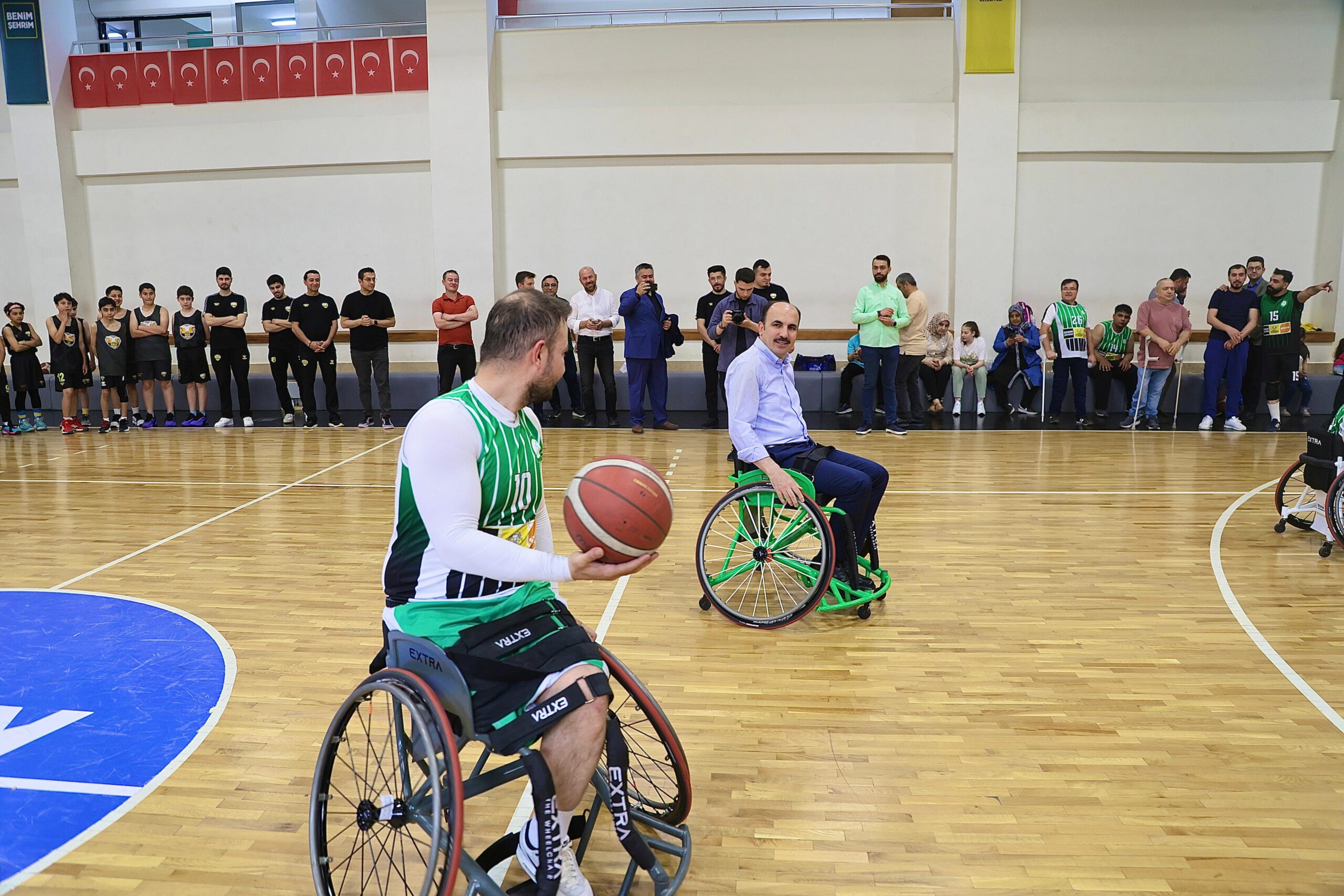 Başkan Altay, engelli sporcularla basketbol maçı yaptı