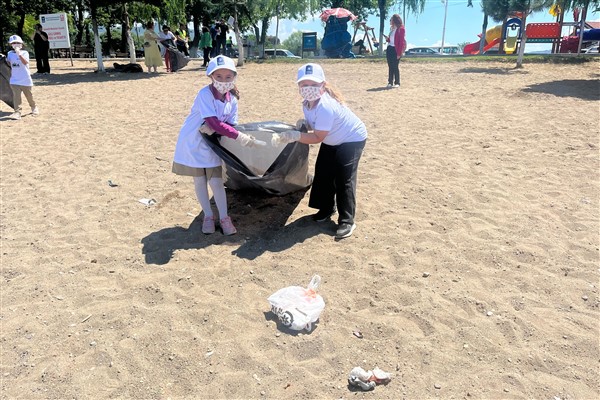 İlkokul öğrencilerinden İznik’te sahil temizliği
