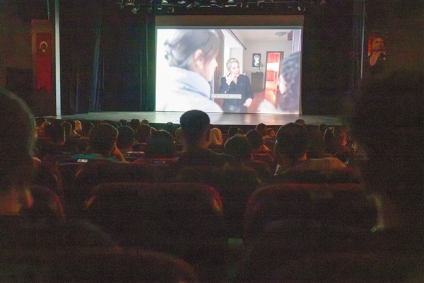 Manisa Büyükşehir Belediyesi’nden işitme engellilere özel film gösterimi