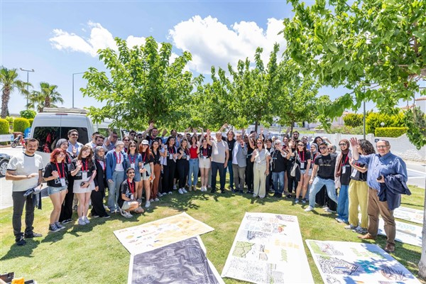Başkan Tugay, Çeşme’de genç tasarımcılarla buluştu