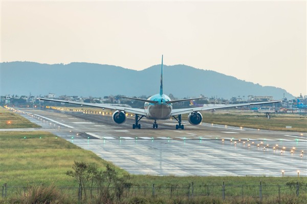 Diyarbakır Havalimanı pisti uçuşlara kapatıldı