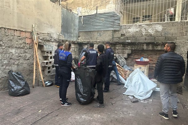 Diyarbakır Büyükşehir Belediyesi’nden çadırda yaşayan aileye destek