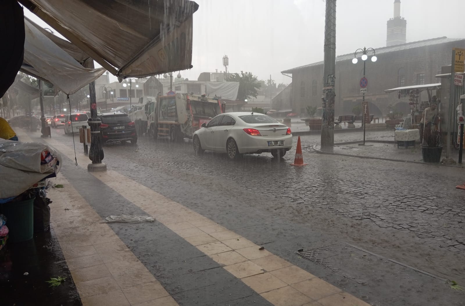 Diyarbakır’da dolu yağışı hayatı olumsuz etkiledi